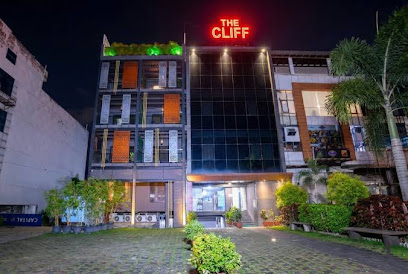 Hotel Holiday and the Cliff