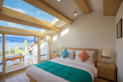 Yingyue Lakeside Boutique Inn