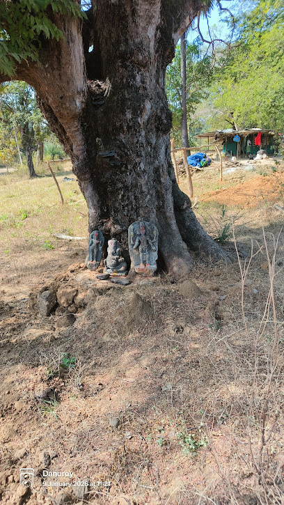 पुरानी पत्थर की मुर्तियां