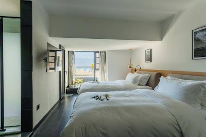 zhe moon smoothes zhe blues