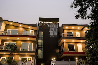 Townhouse by OYO Galleria Market Near Golf Course Road