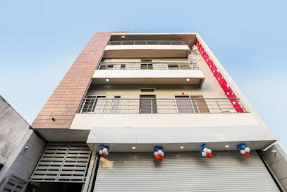 OYO HOME 78199 Sapphire Inn