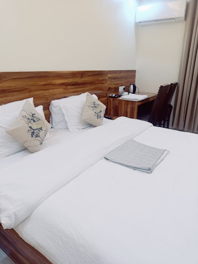 Hotel Landlord { Luxury, Deluxe Rooms and Ac restaurant }