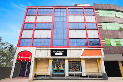 Super Townhouse by OYO Butler Road Near Maripur Chowk