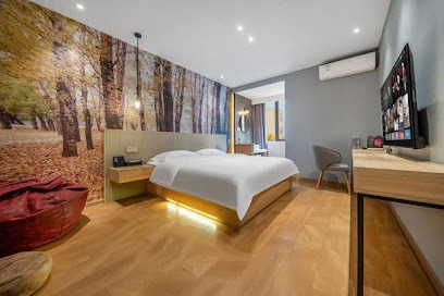 Qingi Light Luxury Intelligent Hotel