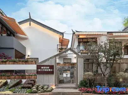 Floral Lux Hotel · living in another courtyard