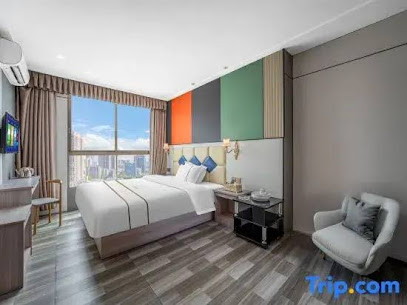 Clouds-Convenient Business Hotel