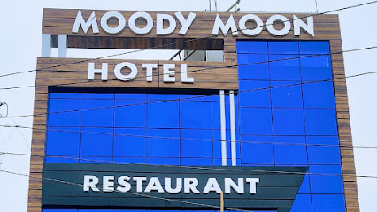 Moody Moon Hotel And Restaurant