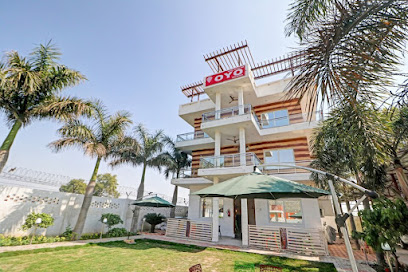 OYO 87366 Hotel Safari Inn