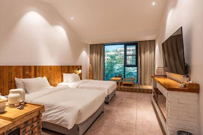Xinyang Nanhu Academy Hotel