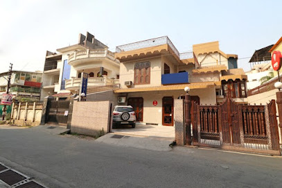 OYO 14957 Home Luxury Studio Rajpur Road