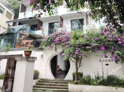 OR Mountain and Poetry Courtyard Hostel