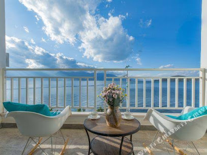 Banana Boat Lake View Inn