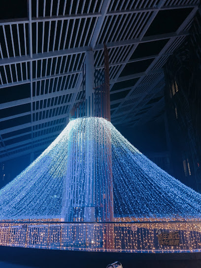 Big White Whale Ocean Exploration World