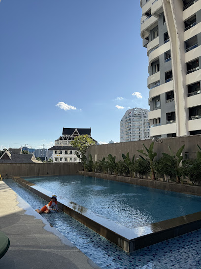 Three Children Art Hotel