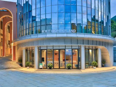 Cloud and straw meet the building block hotel