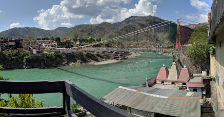 LUCKY HOTEL - On the holy Ganga
