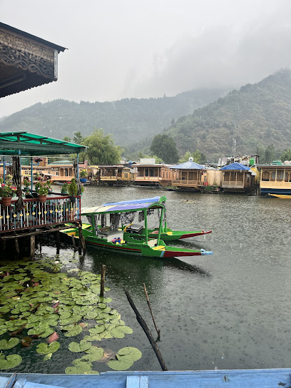 Houseboat Young Fazil