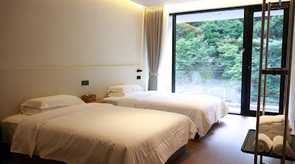 Lingshang Baiyun Hostel