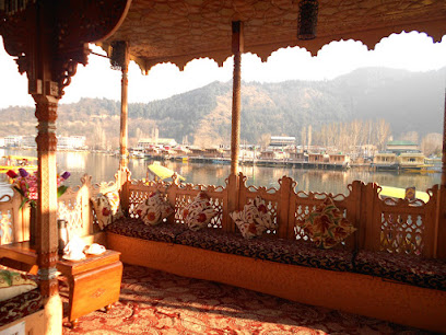 Houseboat Young Morning Star