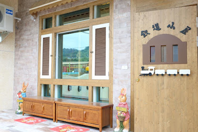 The Railroad Runs Hostal