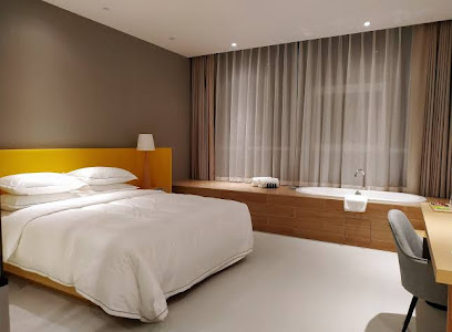 西安绽白艺术酒店