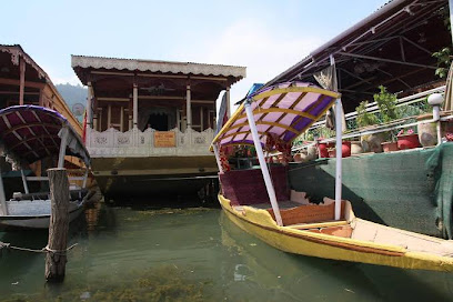 house boat kings throne