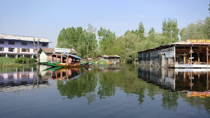 Houseboat with Kashmir Mountain View