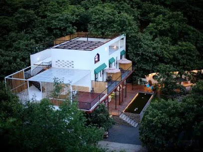 HIDDEN VILLA