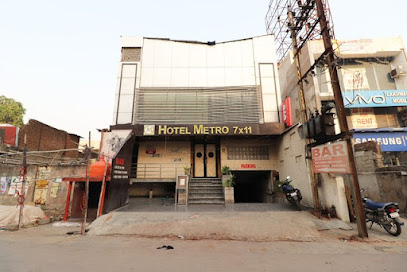 OYO 13214 Hotel Metro 7x11