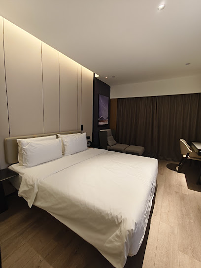 青岛五四广场麦凯乐亚朵酒店