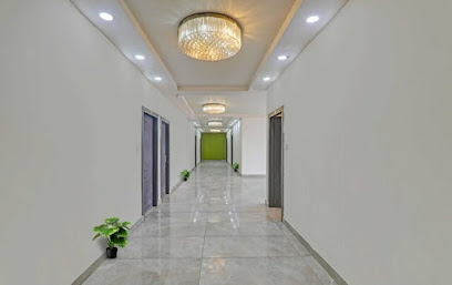 Super OYO Flagship Hotel DDS Lawn