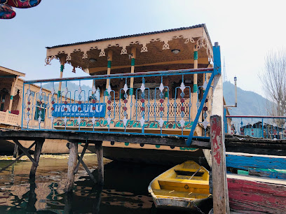 Honolulu group of houseboats
