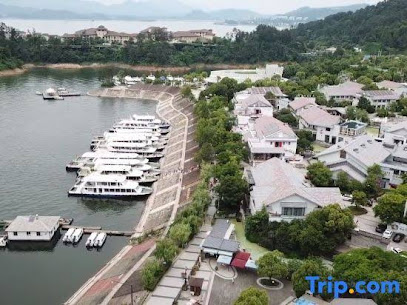 Thousand Island Lake Seclusive Hotel