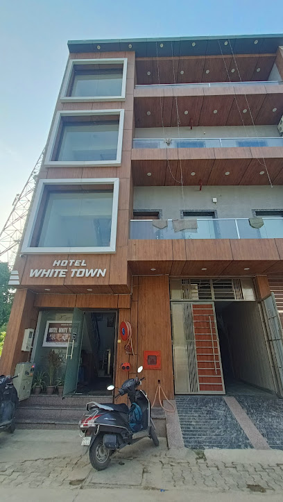 Hotel White Town