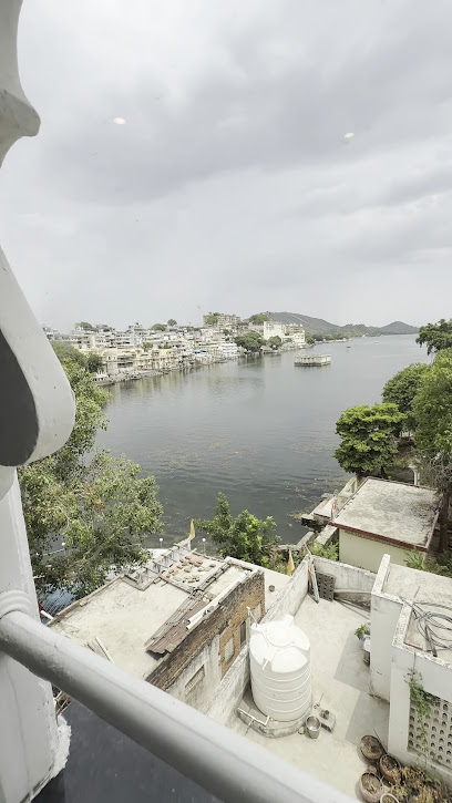Raahgir LakeView Hostel