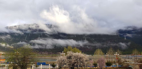 南迦巴瓦大酒店（西北门）