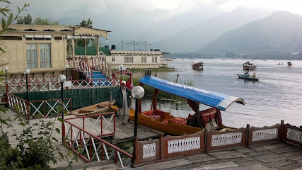 HARDY PALACE HOUSE BOAT