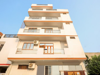 OYO Trimurti Palace Near Gomti Riverfront Park