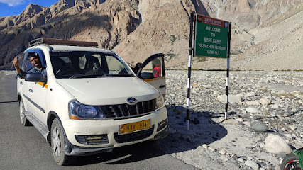 Tashiji Leh taxi service and hotels