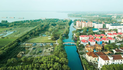 QiYeHongLu Lakeside Resort