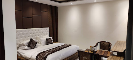 OYO 8720 Courtyard Hotel