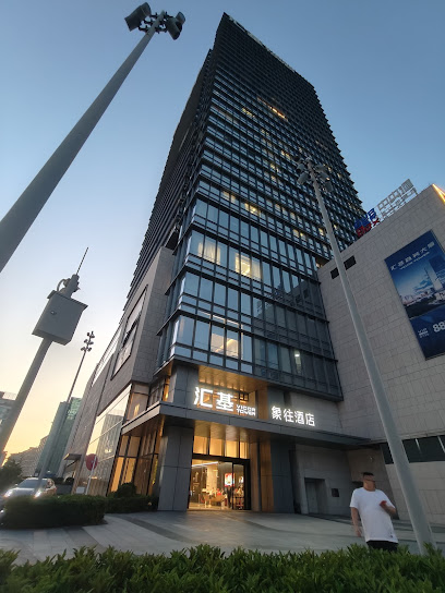 E · Bether Hotel