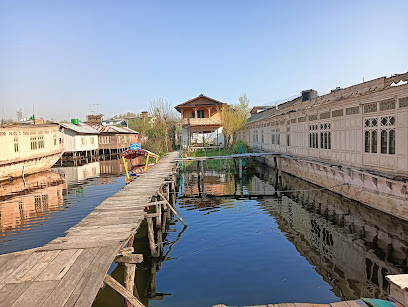 House Boat Gulnar