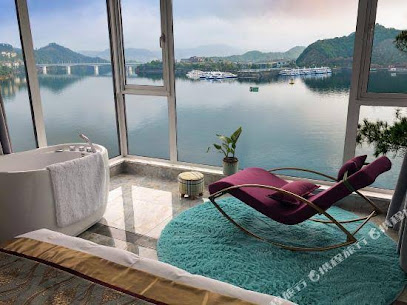 Thousand Island Lake Riverside Resort Villa