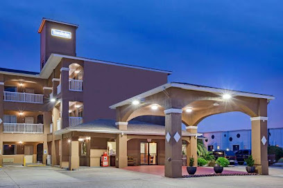 Red Roof PLUS+ Galveston - Beachfront