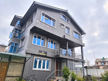 Collection O Kursoo Rajbagh Mid Valley Residency