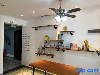 There is an inn in Sanya lane