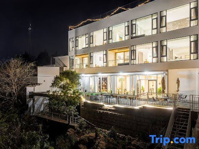 Fuxian Lake RuojianJijian House