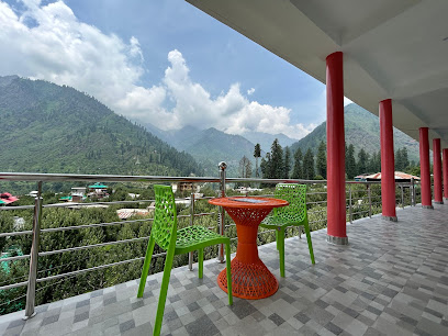 Majestic House Rooms and Cafe
